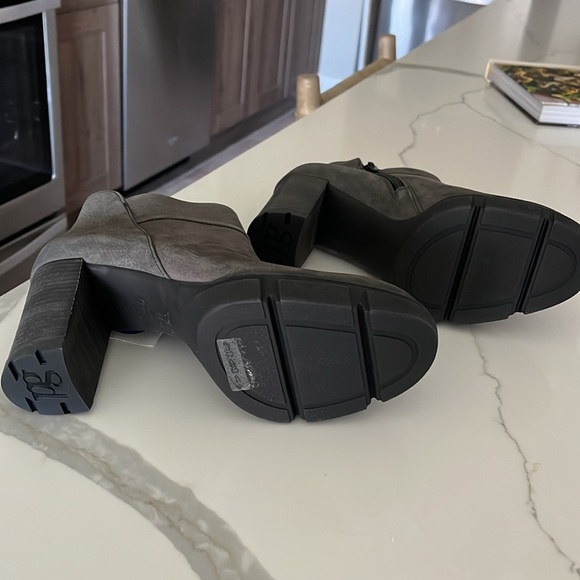 NWT NO BOX Paul Green platform boots. Charcoal color. - Picture 5 of 7